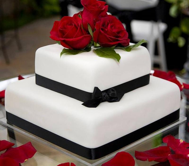 https://cf.ltkcdn.net/weddings/images/slide/266405-850x744-simple-square-cake.jpg