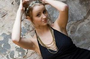 Женщина в майке