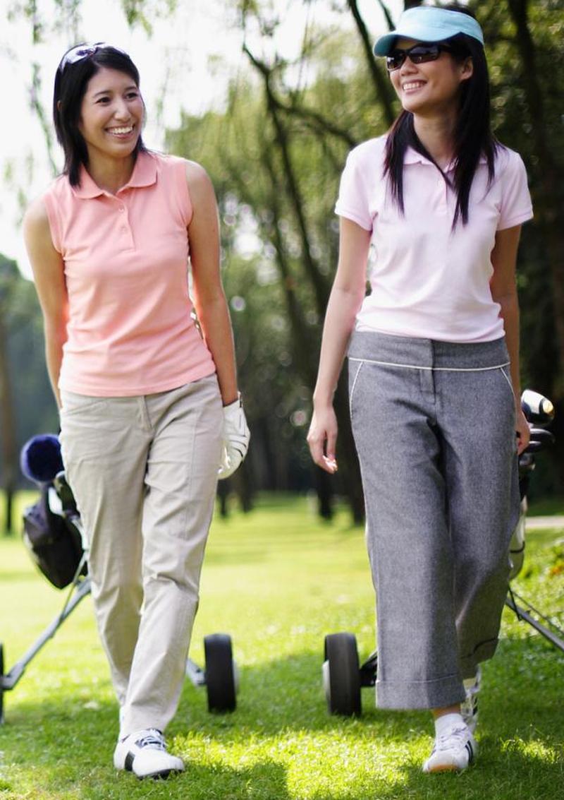 Две гольфистки в рубашках-поло