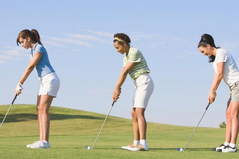 Женщины играют в гольф в шортах