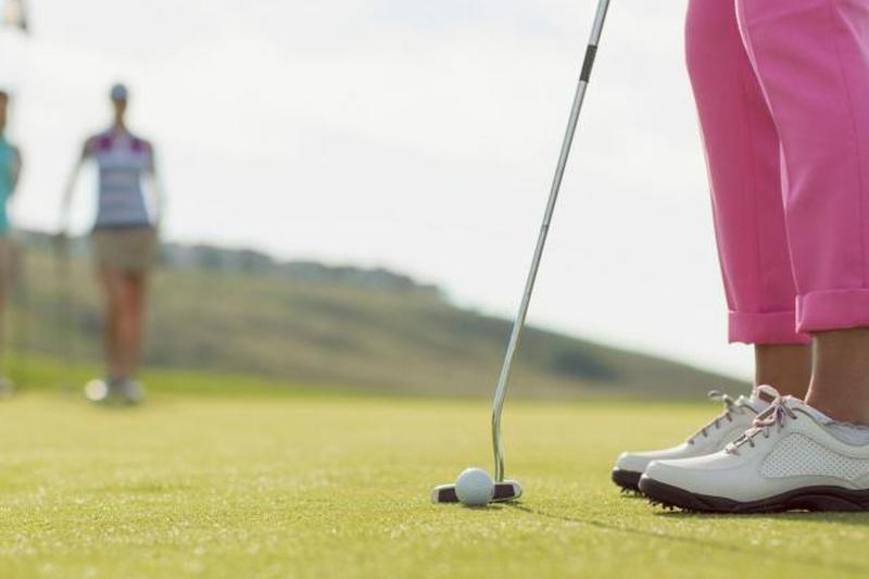 Крупный план женской обуви для гольфа