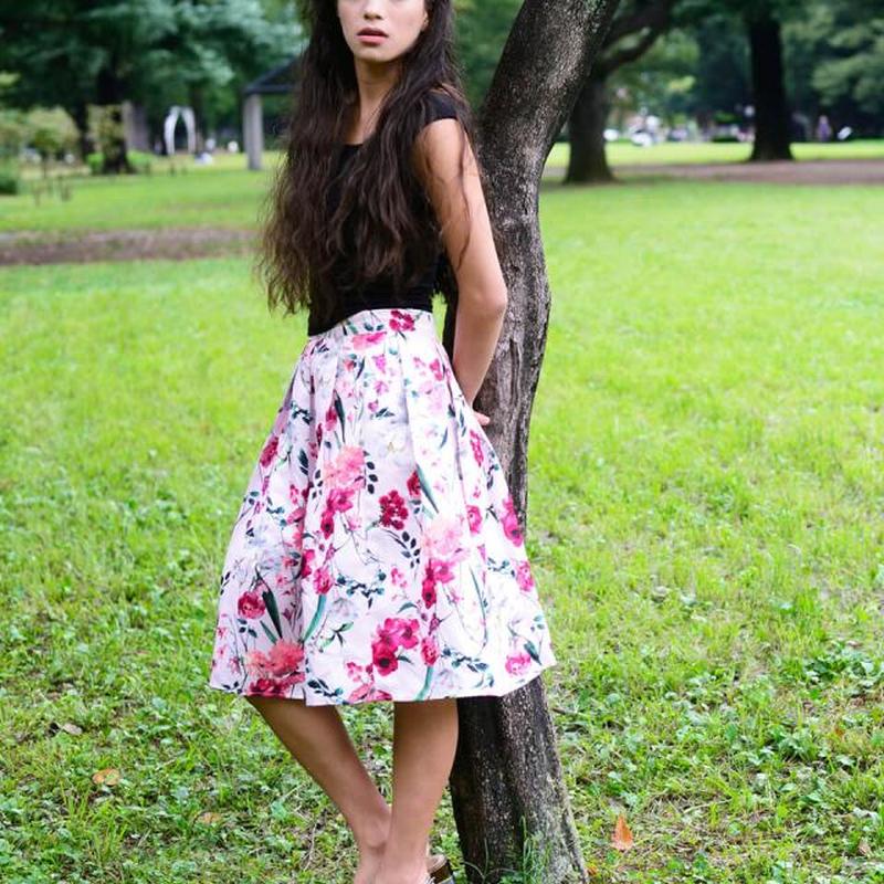 Платье с расклешенным подолом и цветочным принтом