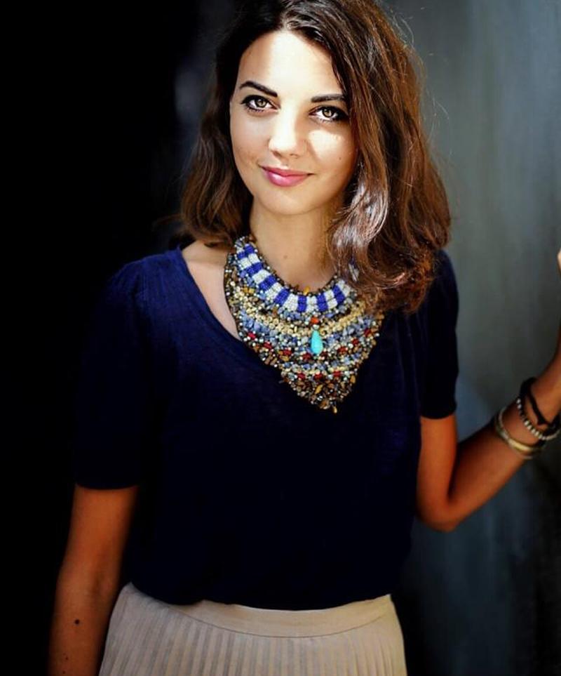 Массивное колье завершает образ