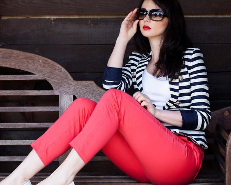 Женщина в туфлях на плоской подошве с коралловыми брюками