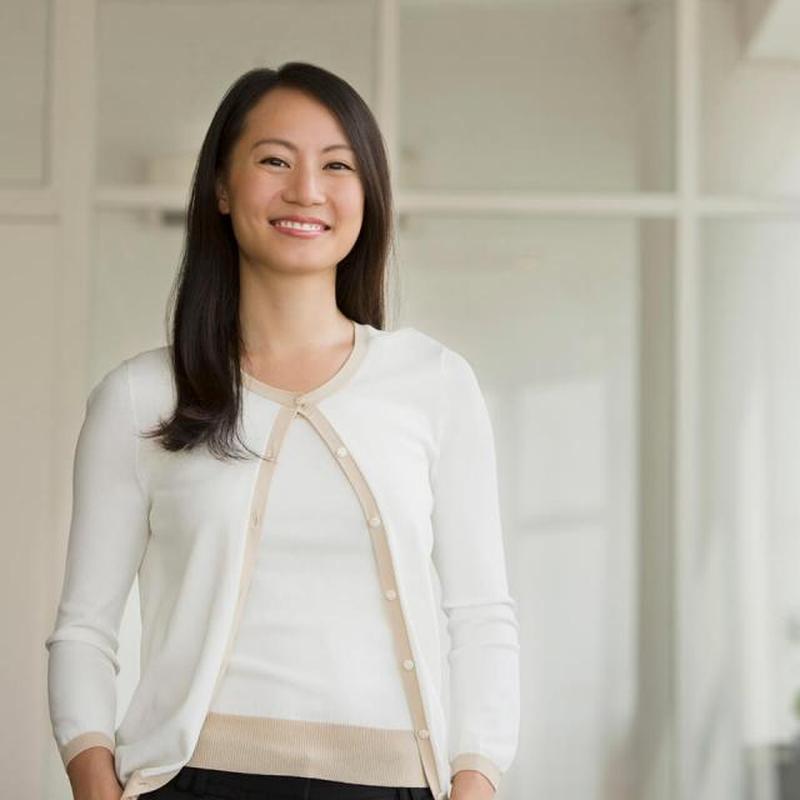 Азиатка в консервативном свитере