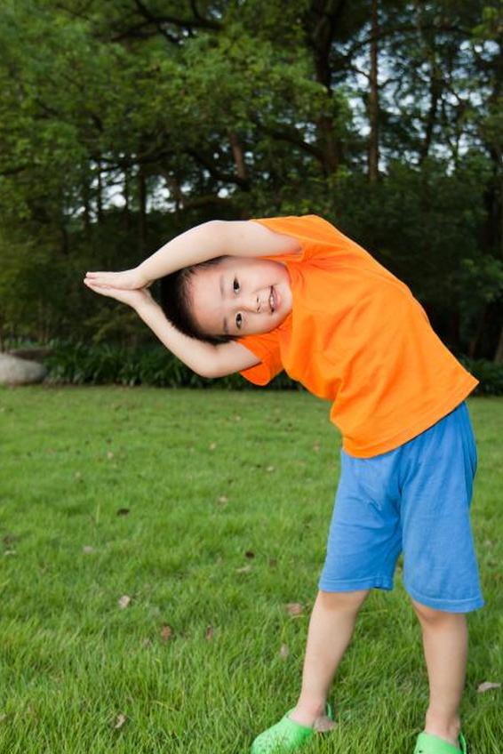 Мальчик в позе полумесяца