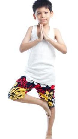 Ребенок в позе дерева