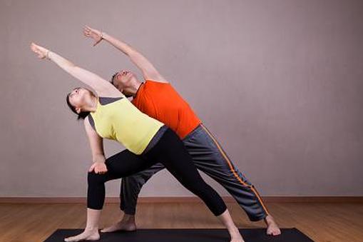 Поза партнера по йоге с расширенным боковым углом