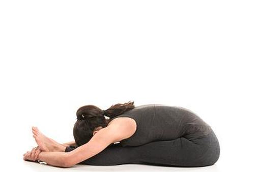 Поза йоги с наклоном вперед сидя